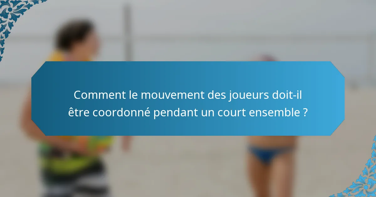 Comment le mouvement des joueurs doit-il être coordonné pendant un court ensemble ?